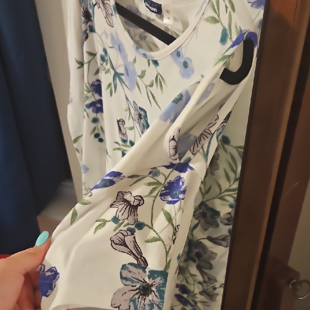 Floral Print Women's Top - White and Blue - Picture 4 of 5